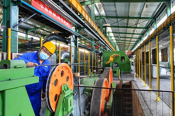 张宣高科金属制品公司职工正在查看钢绞线产品质量